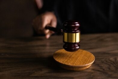 Benefícios de consultar um advogado criminal em situações de risco 